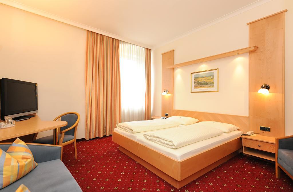 Hotel Goldener Brunnen Klagenfurt am Woerthersee Room photo